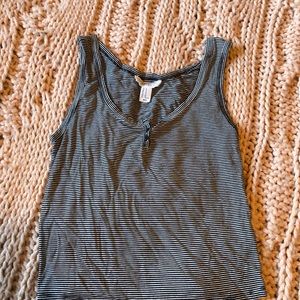 F21 black and white tank top